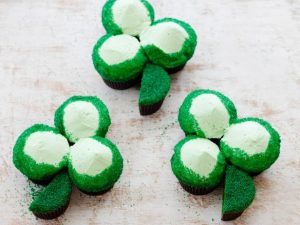 FN_St-Patricks-Day-Green-Velvet-Cupcake-Shamrocks_s4x3.jpg.rend.hgtvcom.616.462
